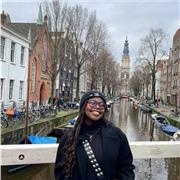 Estudiante de Filología Inglesa, apta para dar clases desde Primaria hasta Bachillerato.